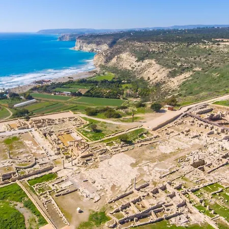 Charoula Pente Villa *