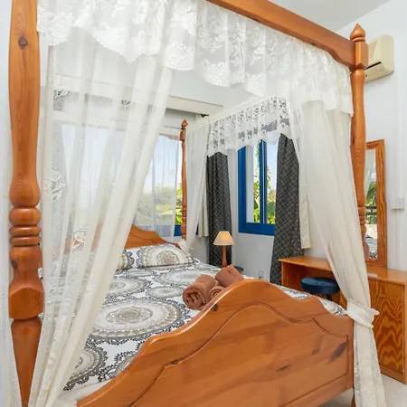 Charoula Pente * Paphos
