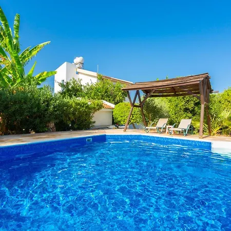 Charoula Pente Villa *