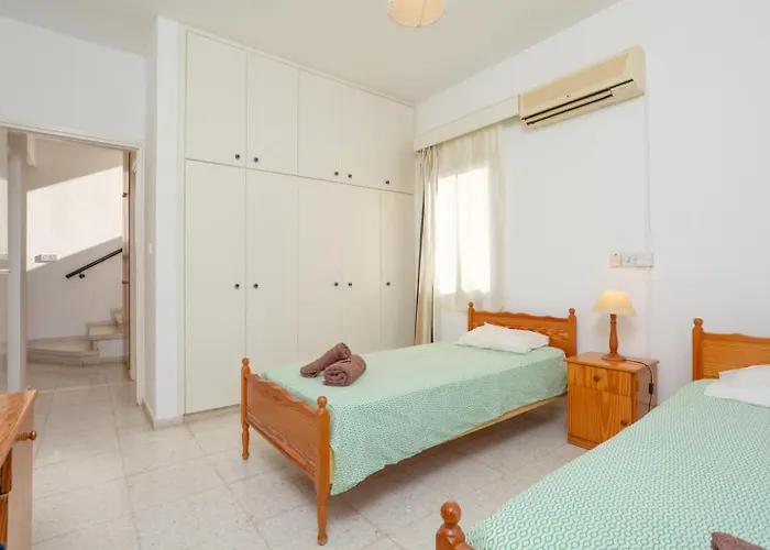 Charoula Pente * Paphos