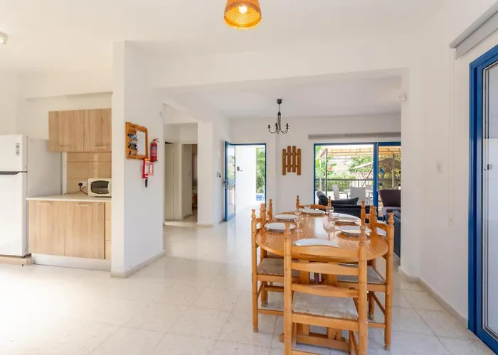 Charoula Pente * Paphos