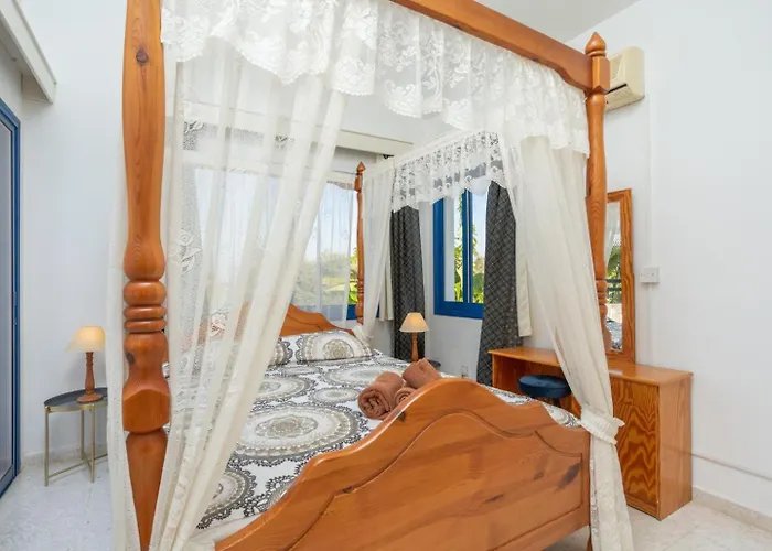 Charoula Pente * Paphos