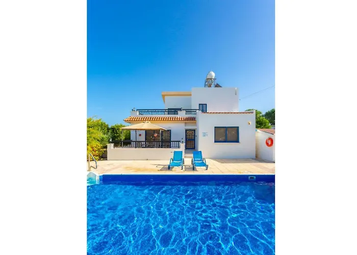 Charoula Pente Villa